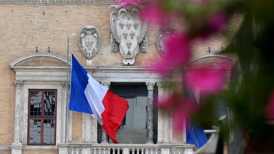 Suppression des corps diplomatiques : de Marine Le Pen à Jean-Luc Mélenchon, la classe politique remontée