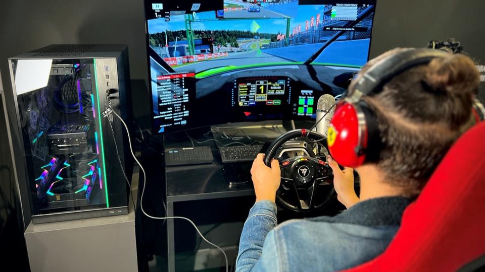 Mondial de l'auto : la passion de la course se vit aussi en jeu vidéo sur le salon