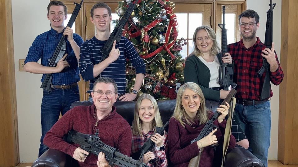 Armes à feu et sapin de Noël : la photo de famille d'un élu américain crée la polémique