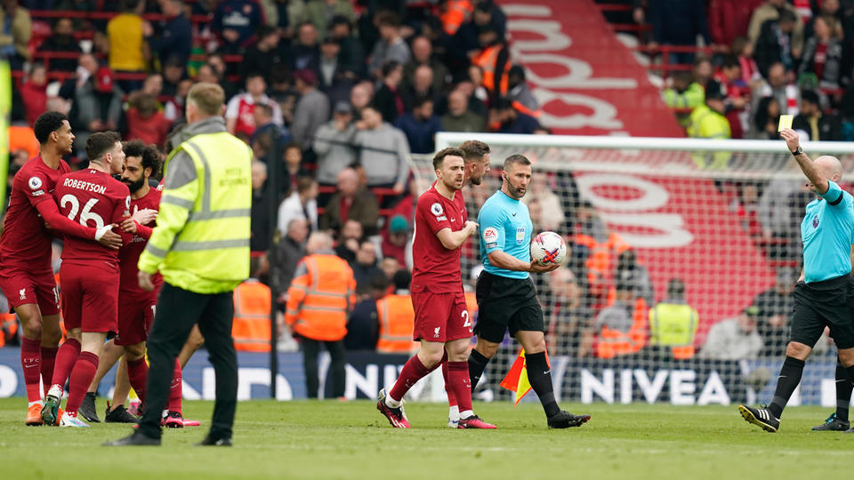 Football : un arbitre de touche assène un coup de coude à un joueur de Liverpool