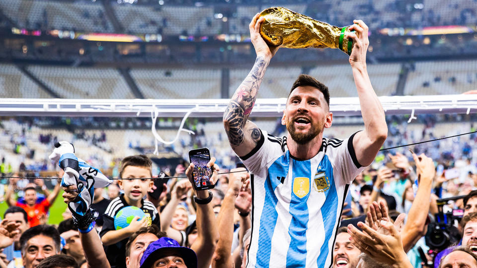 Coupe du monde 2022 : Lionel Messi a brandi un faux trophée après le sacre de l'Argentine