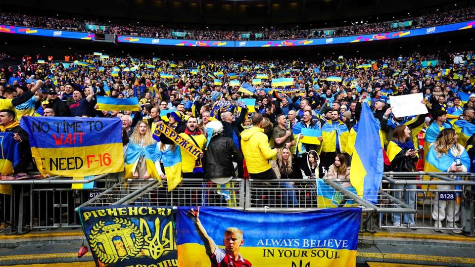 Football : des fans ukrainiens demandent des avions de chasse en plein match en Angleterre