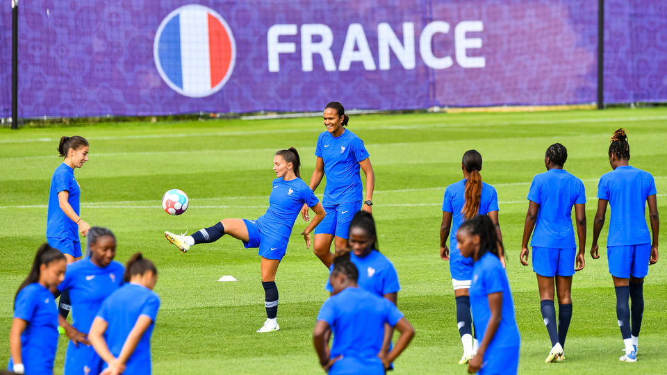 Equipe de France féminine : les maillots des Bleues pour la Coupe du monde révélés (photos)