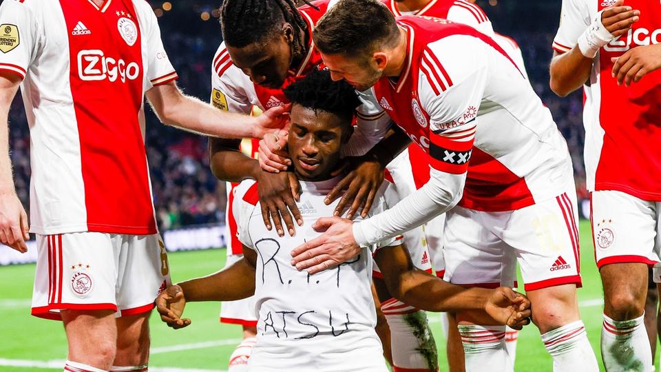 Football : le joli geste de l'arbitre d'Ajax-Rotterdam après l'hommage de Mohammed Kudus à Christian Atsu