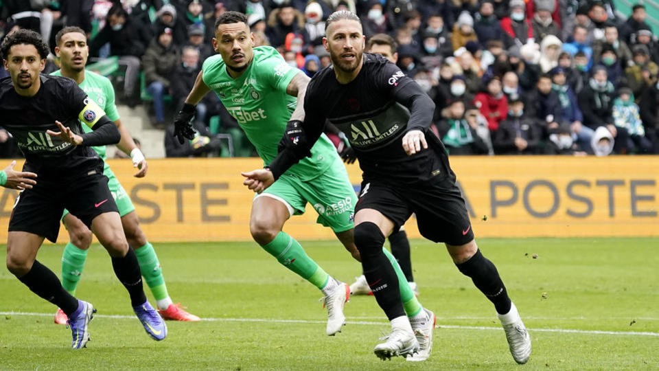 Ligue 1 : En supériorité numérique, le PSG renverse dans la douleur Saint-Etienne pour la première de Sergio Ramos (1-3)