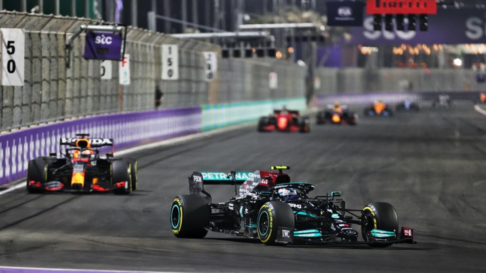 F1 : Lewis Hamilton s'impose en Arabie Saoudite dans un grand prix fou et revient à égalité avec Max Verstappen