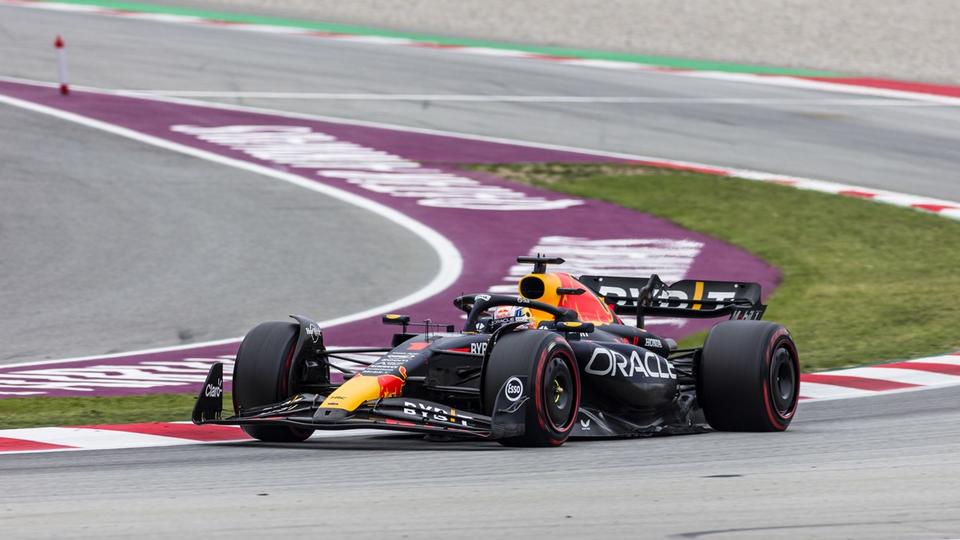 Formule 1 : Max Verstappen survole le Grand Prix d'Espagne, les Mercedes complètent le podium