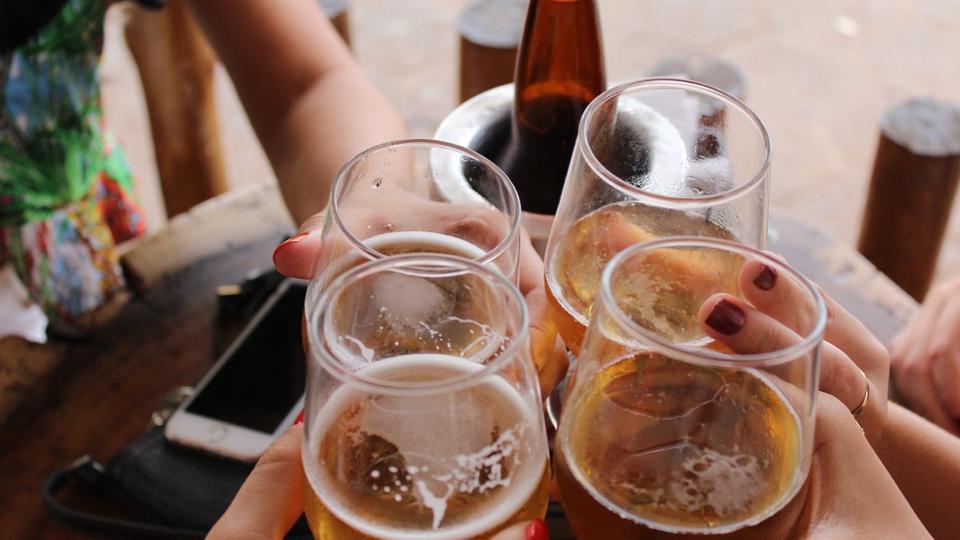 Alcool : depuis le début du siècle, les jeunes Français consomment moins