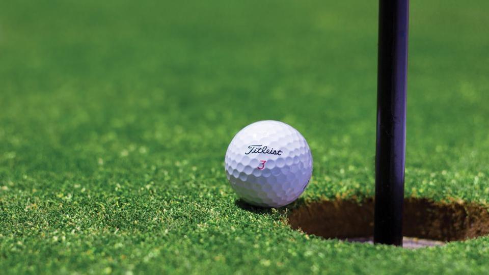 Sécheresse : des militants bouchent les trous d'un golf avec du ciment