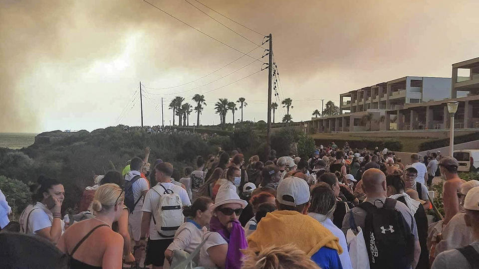 Grèce : 30.000 personnes évacuées d'une île en flammes, «la plus grande opération d'évacuation jamais effectuée» dans le pays