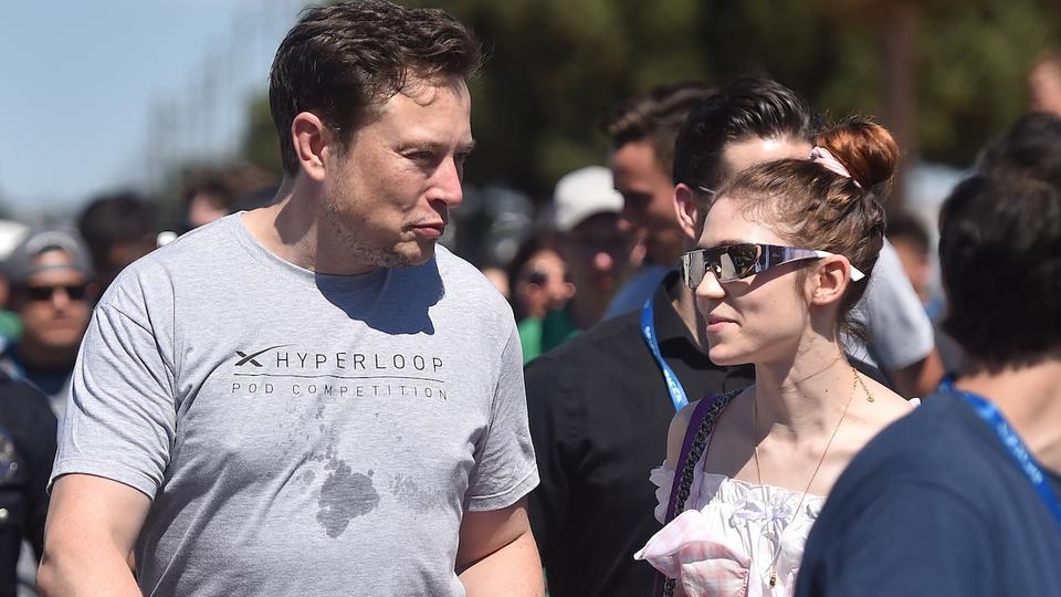 Grimes fait de rares confidences sur les enfants qu'elle partage avec Elon Musk : «nous n'achetons plus de jouets» à X, 3 ans