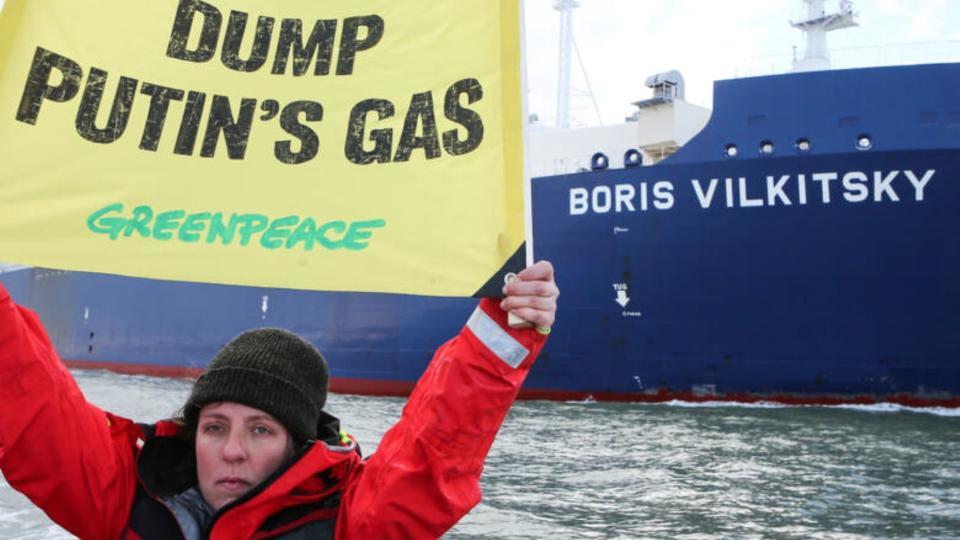Guerre en Ukraine : Greenpeace dénonce un méthanier qui «finance la guerre de Poutine»