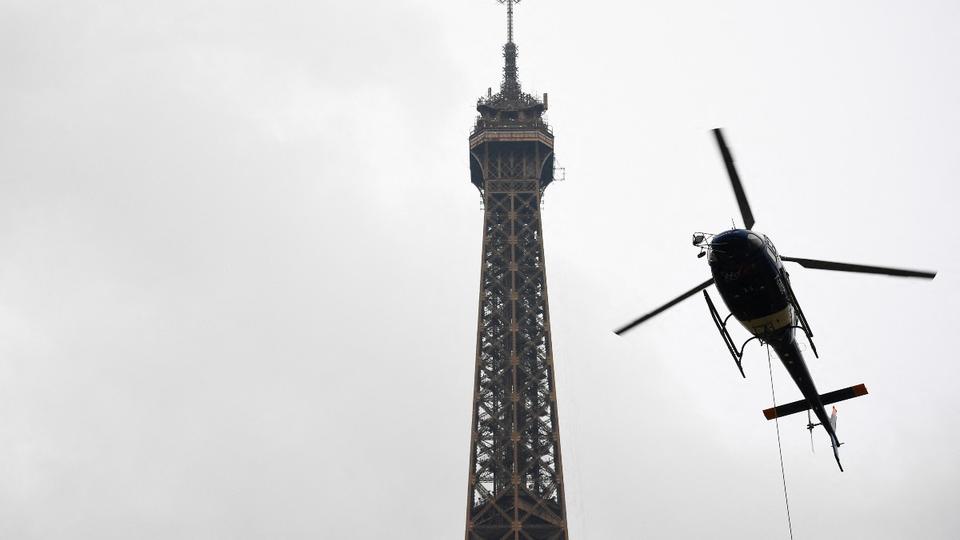 Paris : pourquoi un hélicoptère biturbine va-t-il survoler la capitale ce jeudi 1er décembre ?