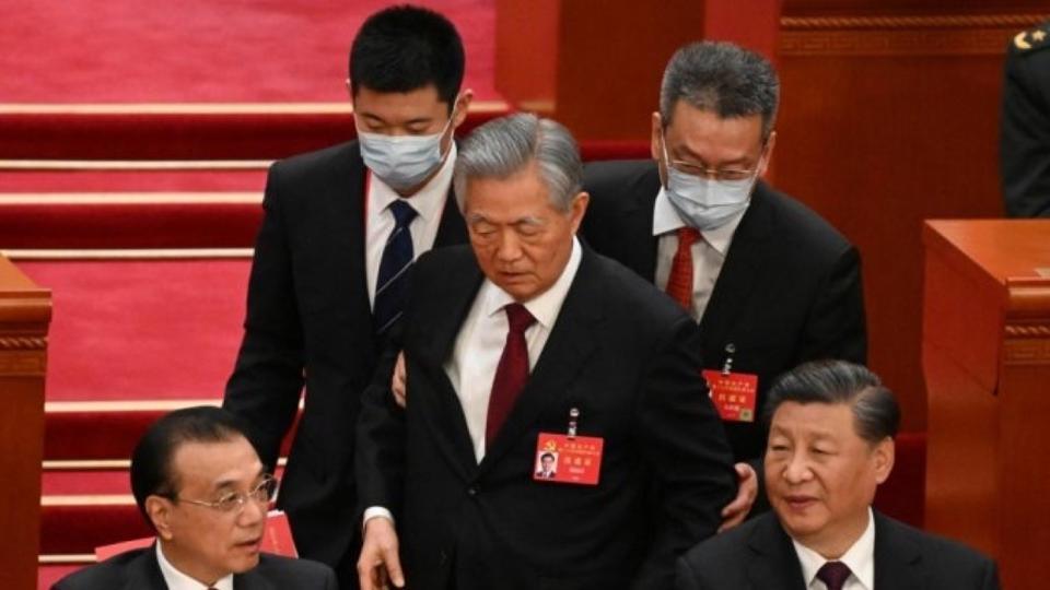 Chine : l'ancien président Hu Jintao escorté de force hors du Congrès du PCC, les images qui intriguent