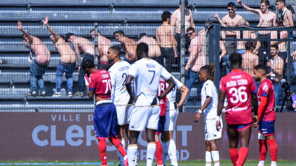 Ligue 1 : les supporters d'Angers montrent leur derrière durant un match face à Clermont