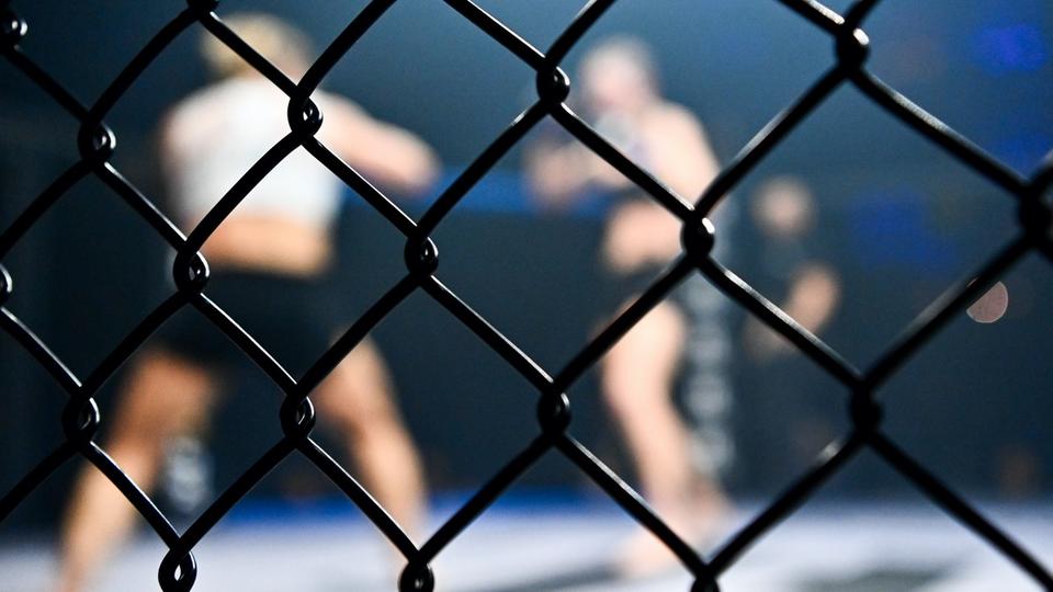 MMA : une combattante de 60 ans bat un adversaire de 180 kilos de plus qu'elle