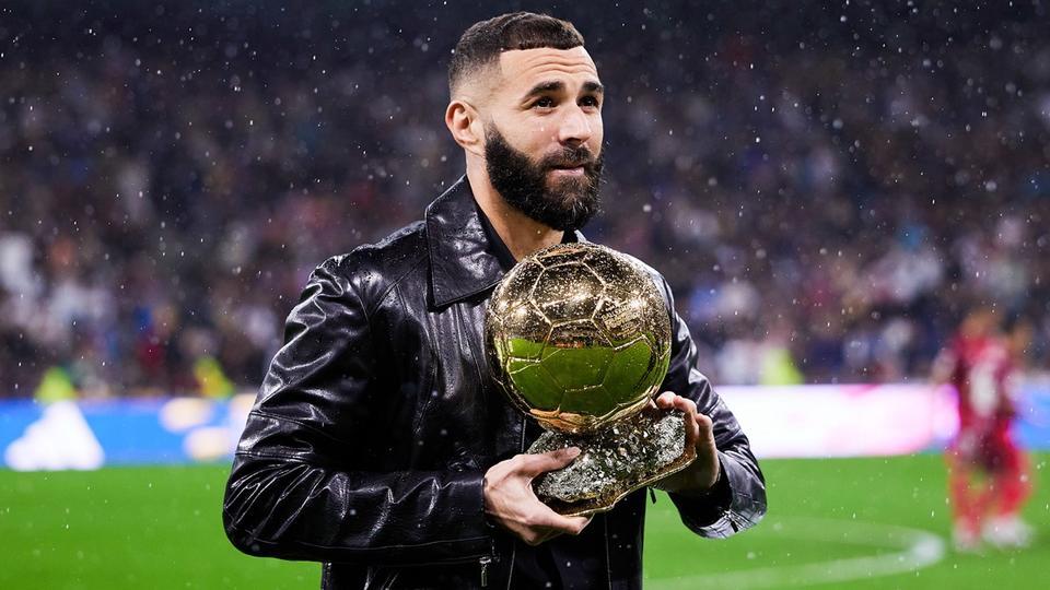 Football : Karim Benzema va présenter son Ballon d'or à Lyon
