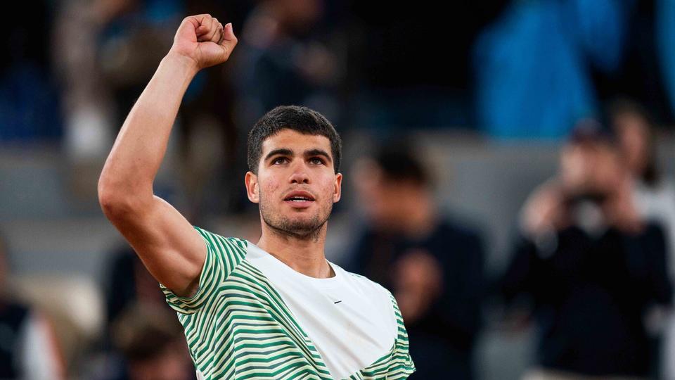 Roland-Garros 2023 : le N.1 mondial Carlos Alcaraz rejoint Novak Djokovic en demi-finales