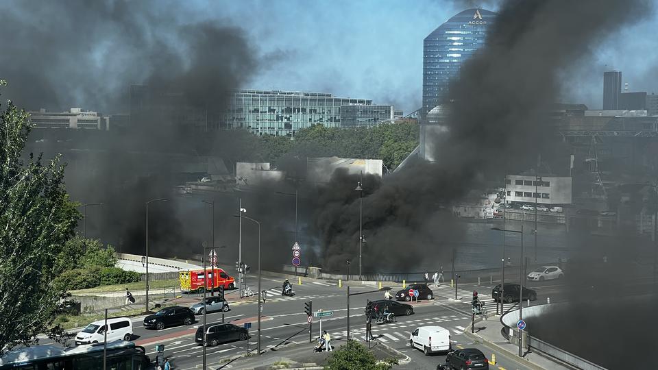 Boulogne-Billancourt : un impressionnant incendie se déclare sur les quais de la Seine