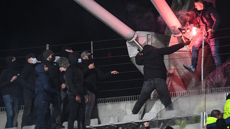 Incidents Paris-FC/Lyon : l'OL interdit de déplacements ses groupes de supporters