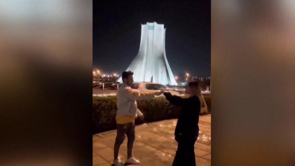Iran : un couple condamné à dix ans de prison pour avoir dansé dans la rue