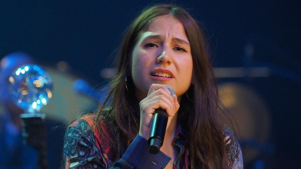 Izïa Higelin : le concert de la chanteuse à Marcq-en-BarSul annulé après ses propos visant Emmanuel Macron