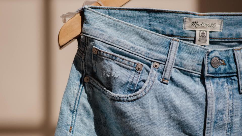 Voici à quoi sert la petite poche à l'avant de vos jeans