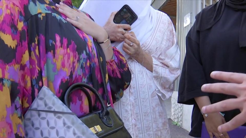 «Je pensais que c'était une robe» : deux lycéennes renvoyées chez elle pour port de l'abaya à Nanterre