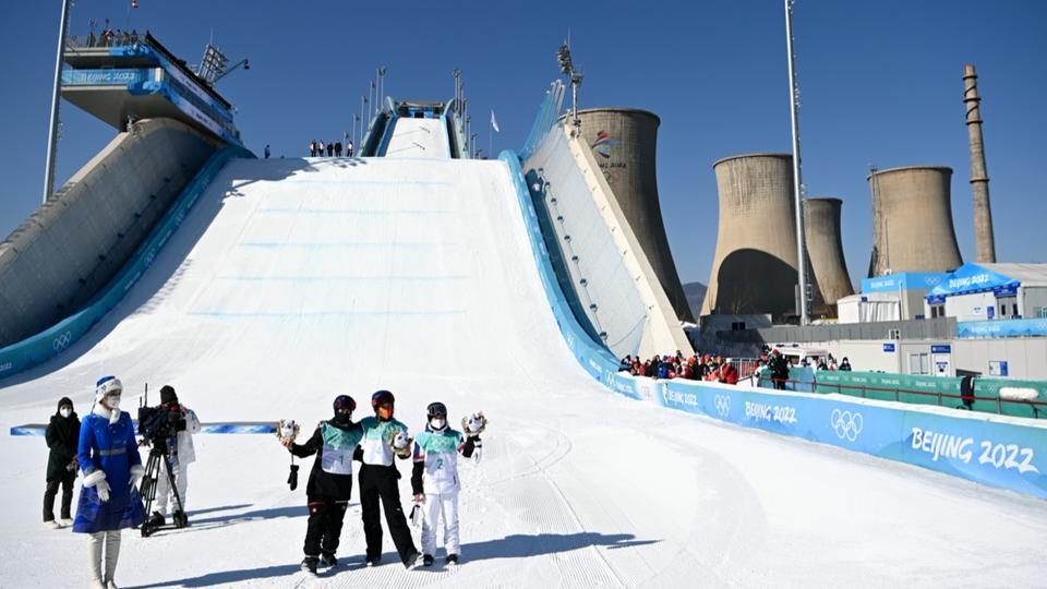 JO 2022 : la surprenante piste de ski freestyle qui se trouve au milieu d'une zone industrielle