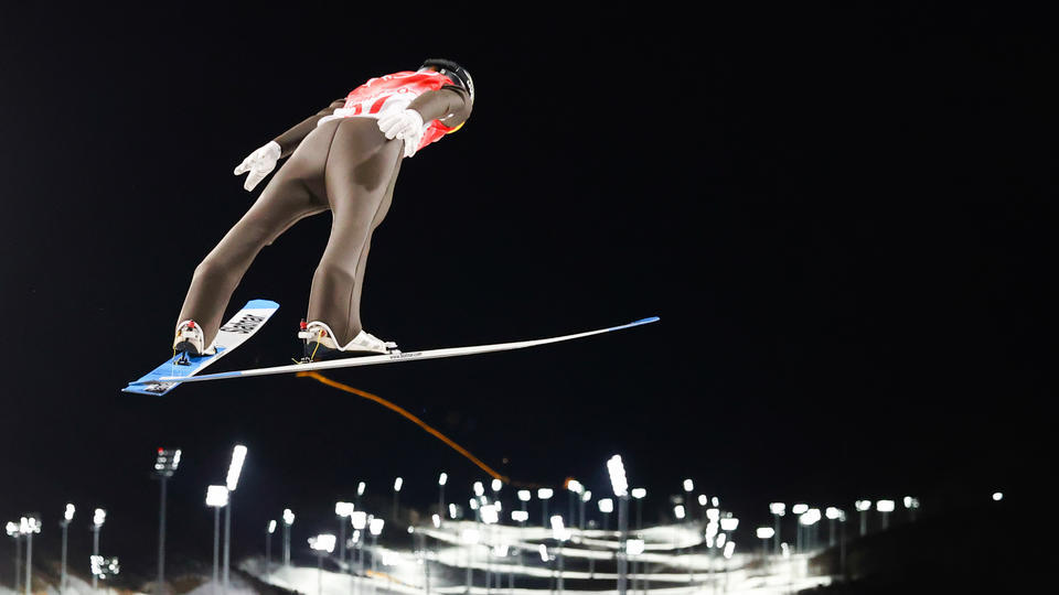 JO 2022 : le premier concours de saut à ski par équipes mixte de l'histoire déclenche une vive polémique