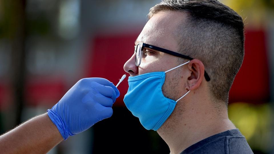 DIRECT - Coronavirus : un cas du variant Omicron détecté en Seine-et-Marne, le premier en métropole