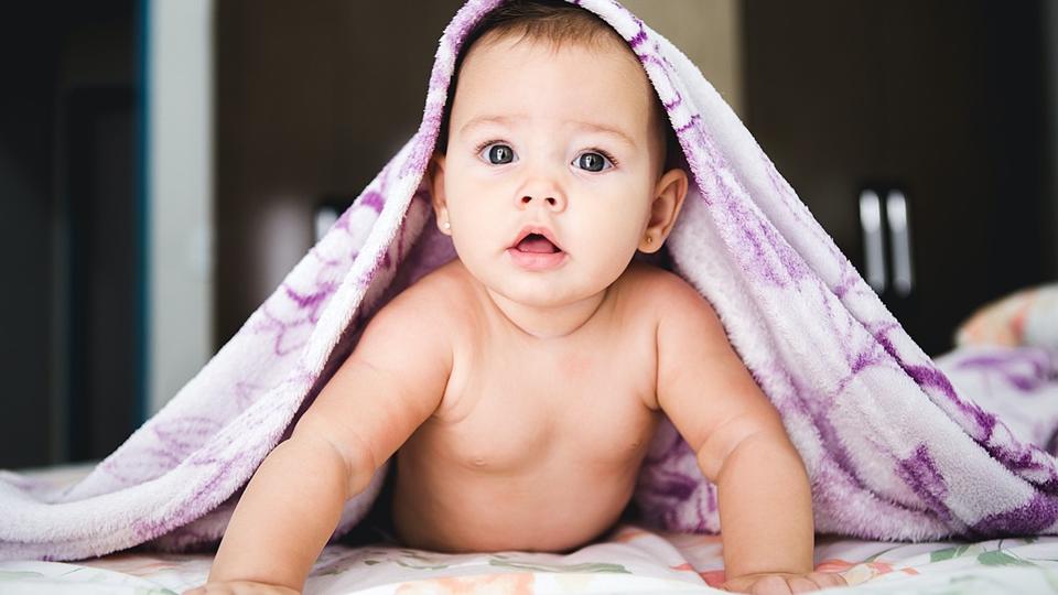 Chaleur : quels sont les signes de déshydratation d'un bébé ?