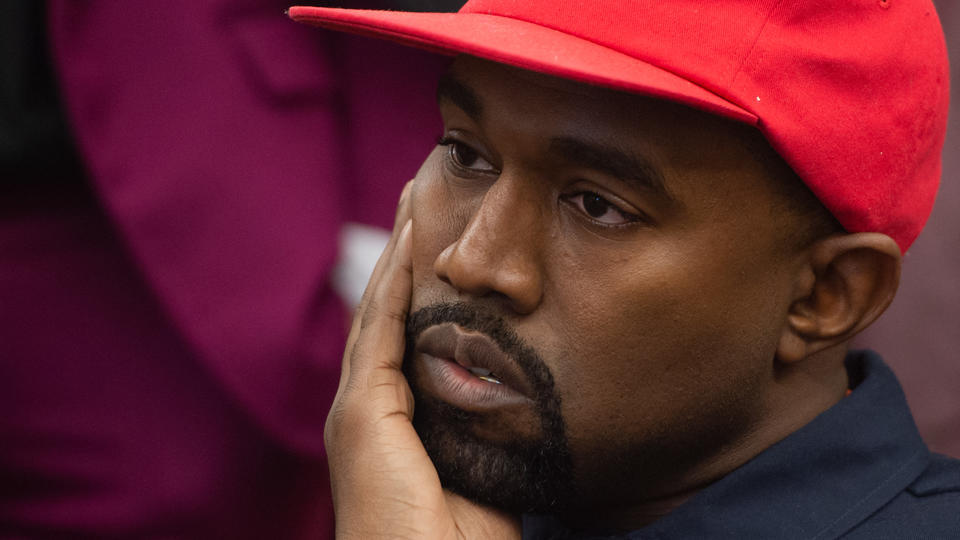 Kanye West : le rappeur poursuivi pour agression par une paparazzi qui avoue «avoir eu très peur»