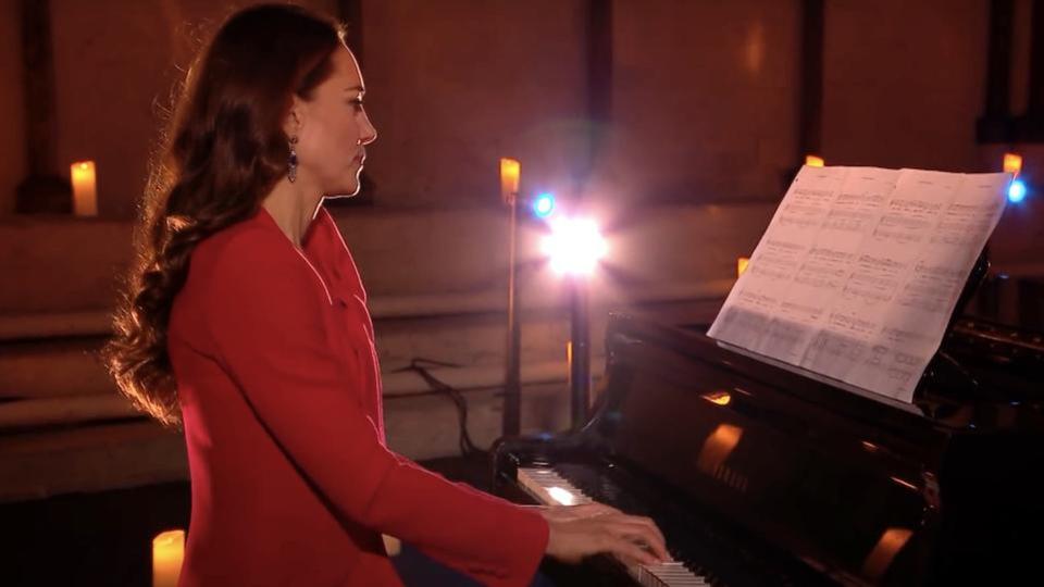 Kate Middleton : découvrez l'intégralité de son concert de Noël au piano (vidéo)