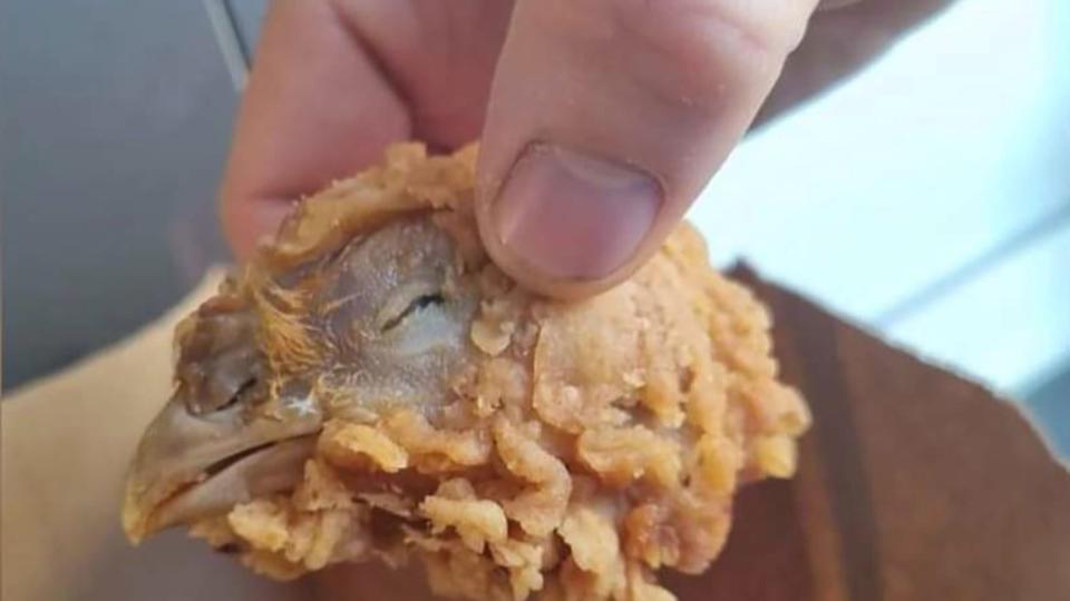 Angleterre : Une cliente de KFC trouve une tête de poulet entière dans sa commande