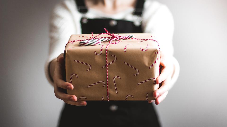 Noël 2022 : Sans scotch,Furoshiki... Voici 5 techniques efficaces pour emballer ses cadeaux