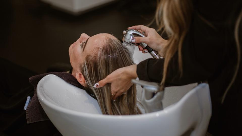 Cancer de l'utérus : l'usage fréquent de produits de lissage des cheveux augmente le risque, selon une étude américaine