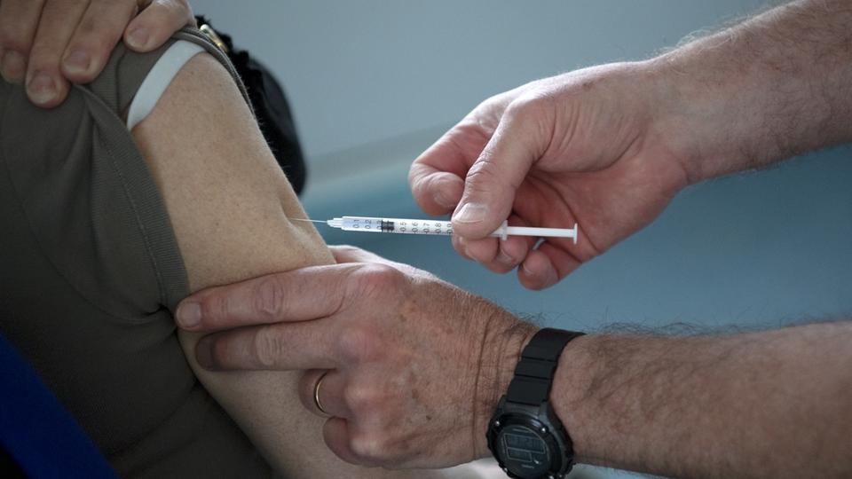 Covid-19 : l'UE recommande une quatrième dose de vaccin pour les plus de 60 ans