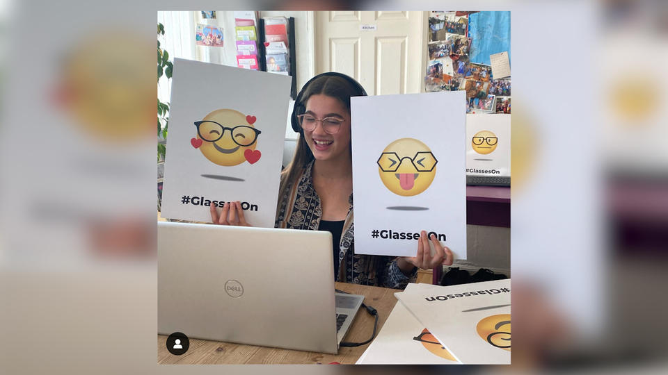 Royaume-Uni : à 13 ans, elle se bat pour plus d'emojis à lunettes