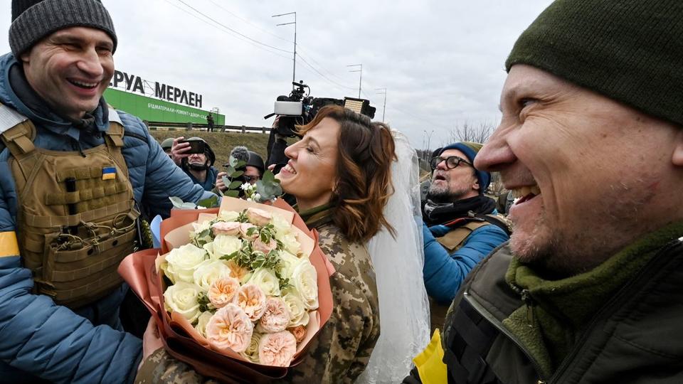 Guerre en Ukraine : un couple se marie sur le front en tenue militaire