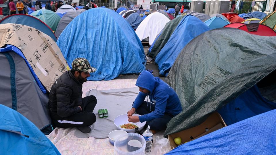 Île-de-France : des associations saisissent la justice pour défendre «un accueil digne pour tous les réfugiés»
