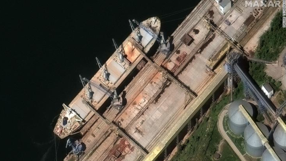 Guerre en Ukraine : en Crimée, des images-satellites montrent des navires russes charger des tonnes de céréales