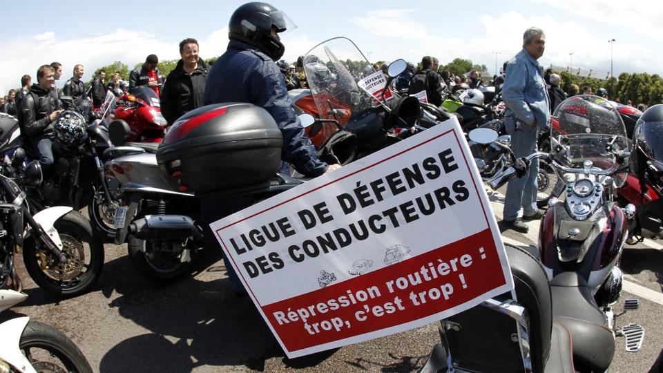 Paris : les motards «en colère» manifestent contre l'arrivée du stationnement payant des deux-roues