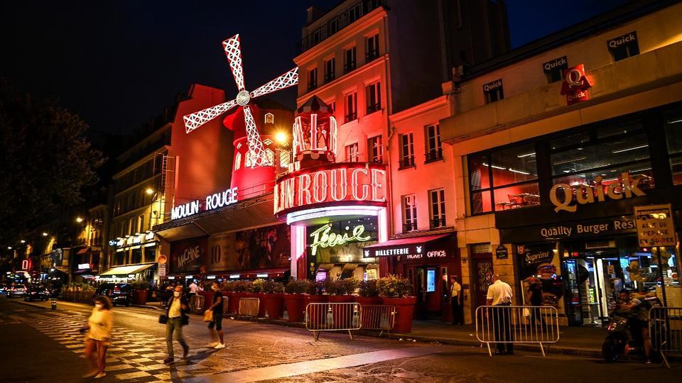 Paris : pointé du doigt pour l'utilisation de serpents dans ses spectacles, le Moulin Rouge se défend