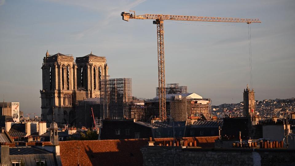 Notre-Dame de Paris : l'échafaudage qui permettra de reconstruire la flèche est en cours de montage