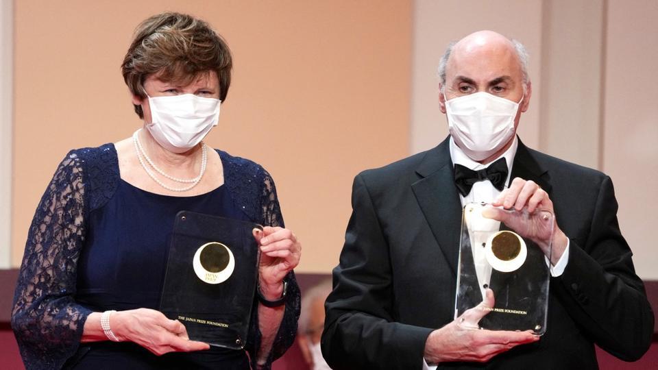 Le Nobel de médecine attribué à la Hongroise Katalin Kariko et l'Américain Drew Weissman pour le vaccin ARNm