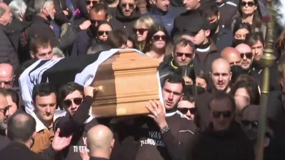 Obsèques d'Yvan Colonna : une foule immense à Cargèse