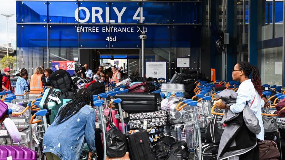 Aéroport Paris-Orly : une panne dans le système de bagages provoque la «pagaille» et des retards