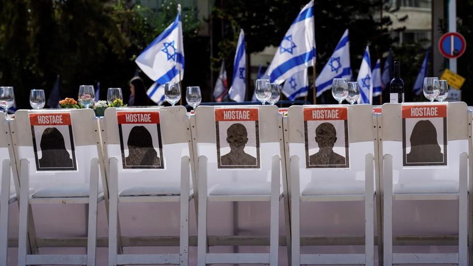 Israël-Hamas : une table avec 203 chaises vides, en hommage aux otages, dressée pour shabbat
