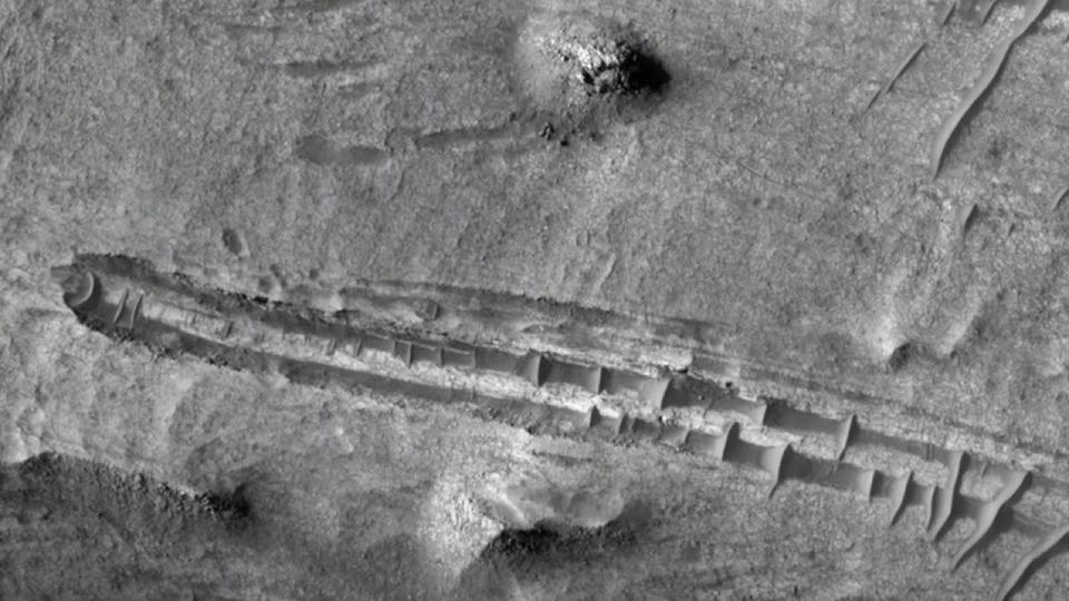 Mars : quelle est cette mystérieuse trace repérée sur une photo de la NASA ?